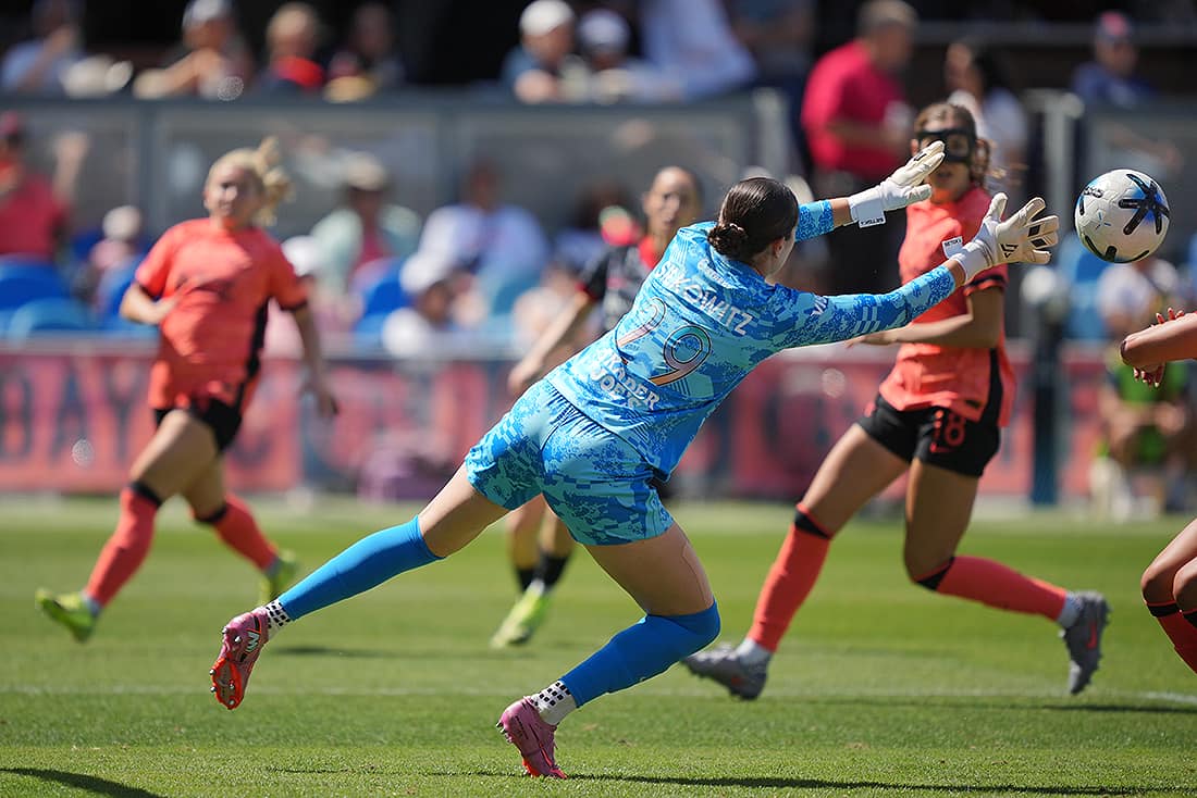 Jordan Silkowitz intenta desviar un balón durante el partido entre Bay FC y Chicago Stars en PayPal Park